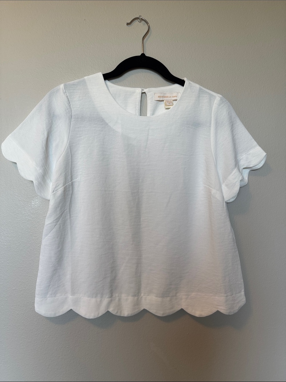 Monteau Los Angeles White Scallop Hem Short Sleeve Top
